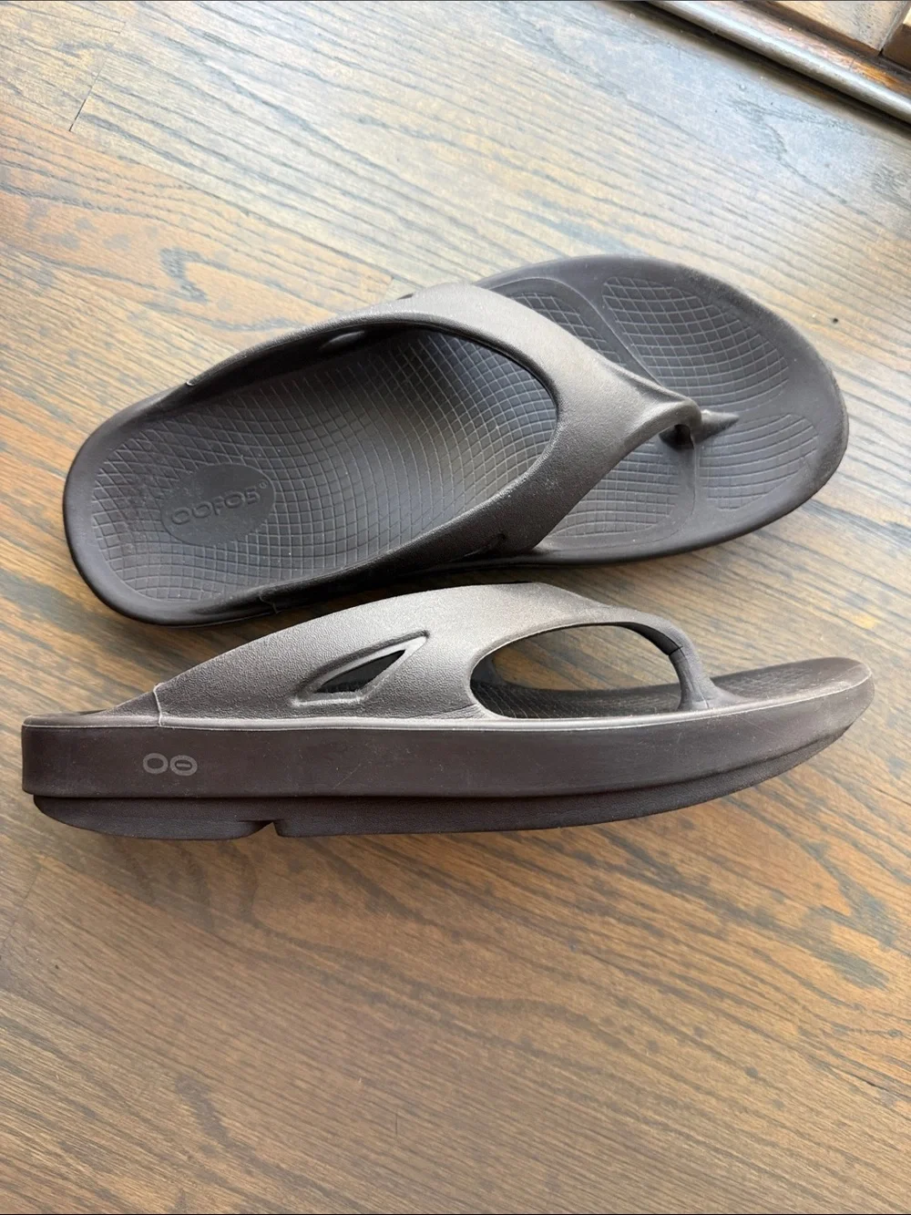 OOFOS Men's Brown Recovery Thong Sandals